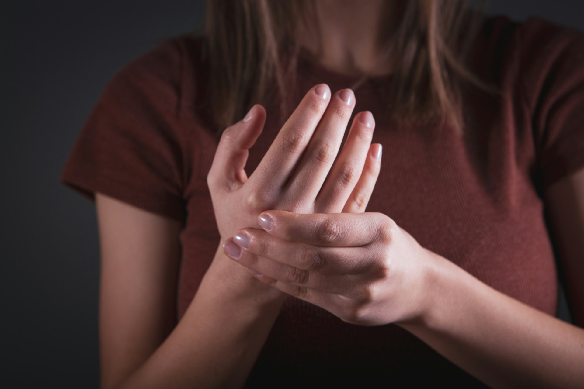 mano che tiene il polso dolorante nella zona dello scafoide